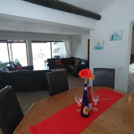 Villa Sleeps 8 With Pool *